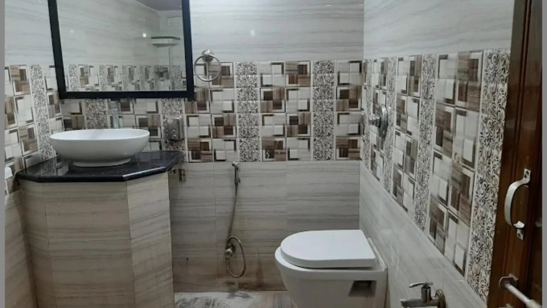 Hotel R-A-M-A-S-I-S-H K-U-T-I-R Near Kashi Vishwanath Temple - Offers Air Conditioned Rooms With Wifi -Best Hotel In Varanasi