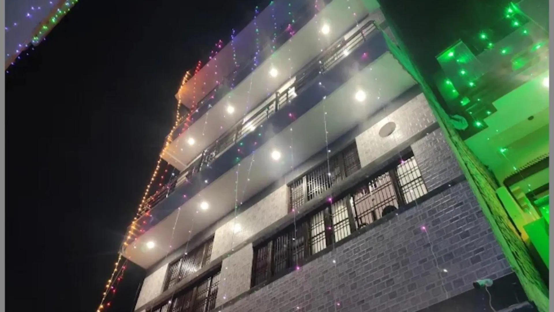 Hotel R-A-M-A-S-I-S-H K-U-T-I-R Near Kashi Vishwanath Temple - Offers Air Conditioned Rooms With Wifi -Best Hotel In Varanasi