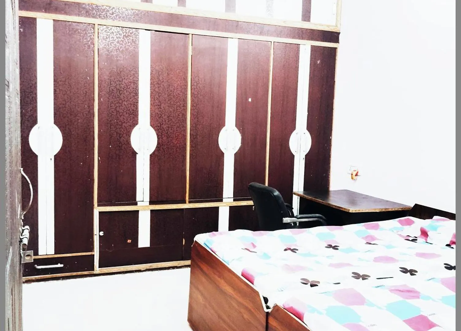 Hotel R-A-M-A-S-I-S-H K-U-T-I-R Near Kashi Vishwanath Temple - Offers Air Conditioned Rooms With Wifi -Best Hotel In Varanasi