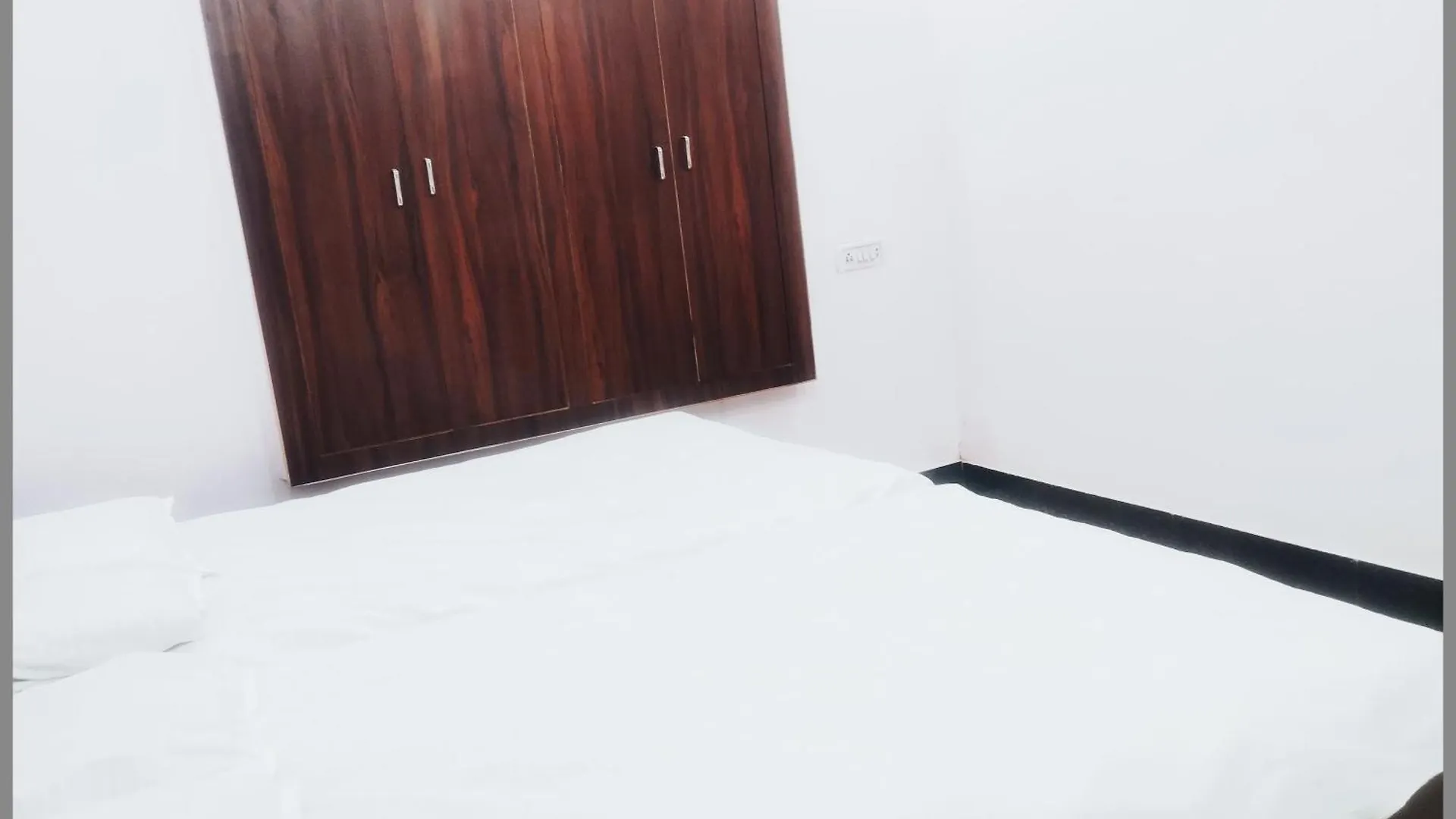 Hotel R-A-M-A-S-I-S-H K-U-T-I-R Near Kashi Vishwanath Temple - Offers Air Conditioned Rooms With Wifi -Best Hotel In Varanasi India