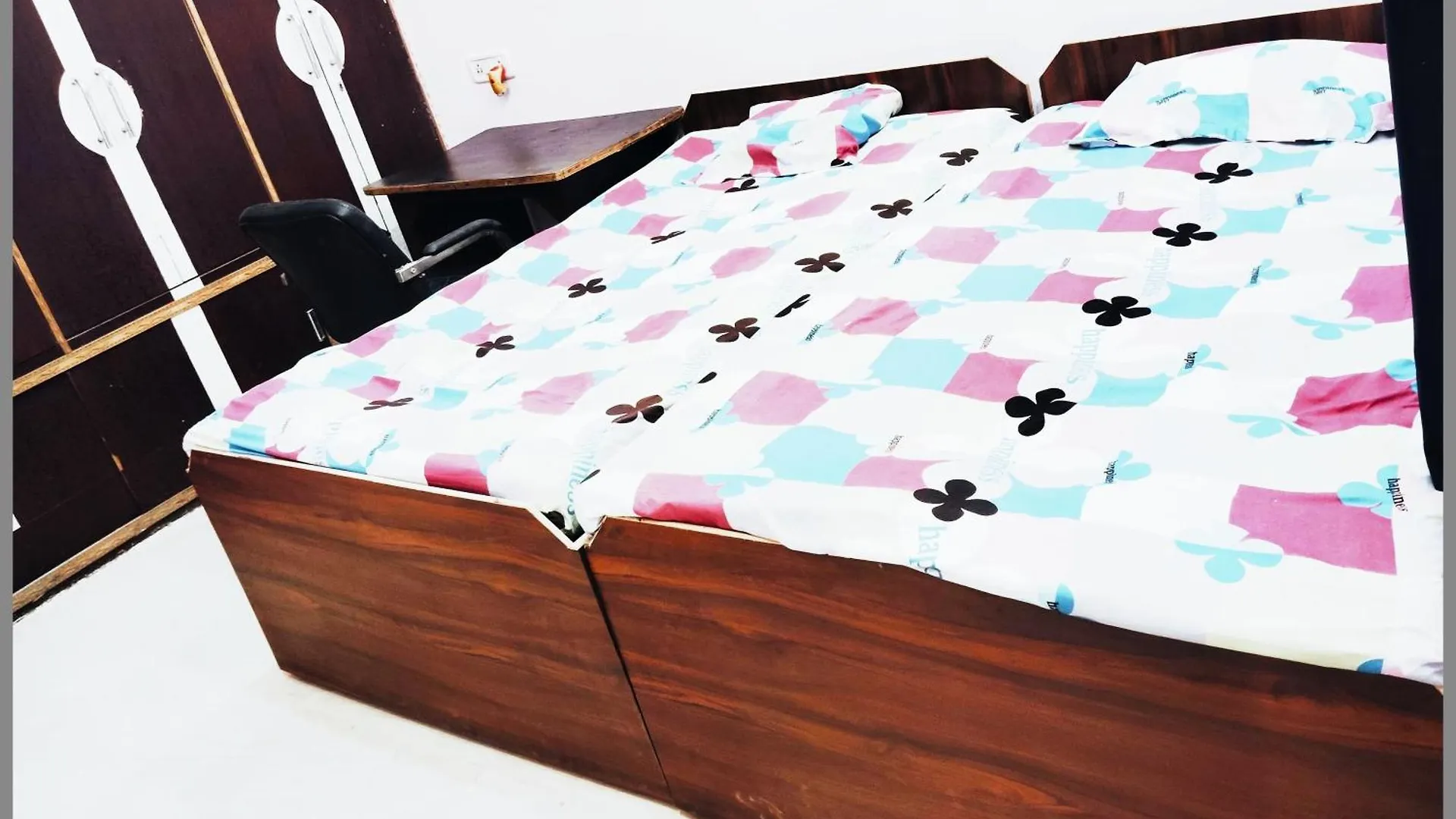 **  Hotel R-A-M-A-S-I-S-H K-U-T-I-R Near Kashi Vishwanath Temple - Offers Air Conditioned Rooms With Wifi -Best Hotel In ורנאסי הודו
